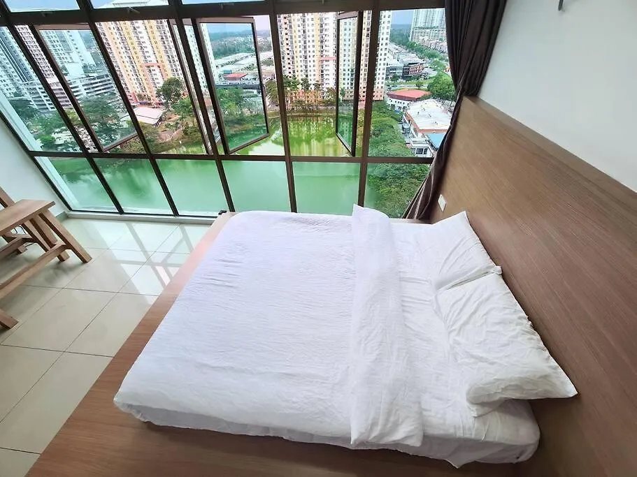 Muji Studio Lake View High Floor Palazio Mount Austin By Gdragon Homestay جوهر بهرو 0*,  ماليزيا